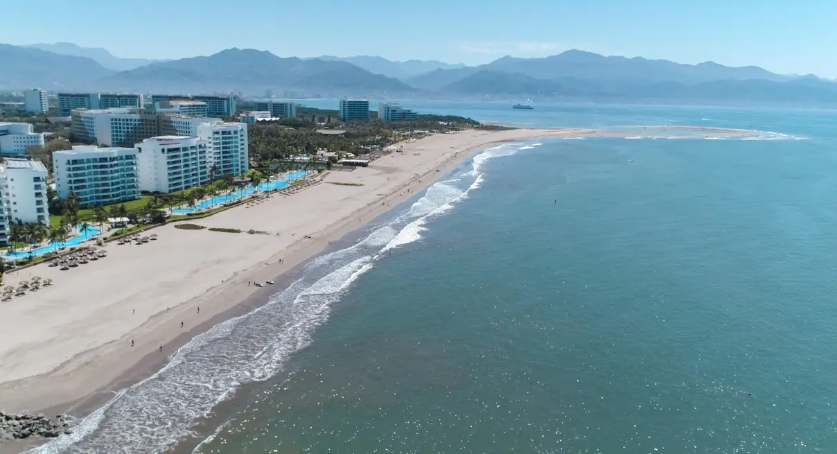 Oleaje intenso en playas de Nayarit con presencia de turistas y personal de vigilancia.