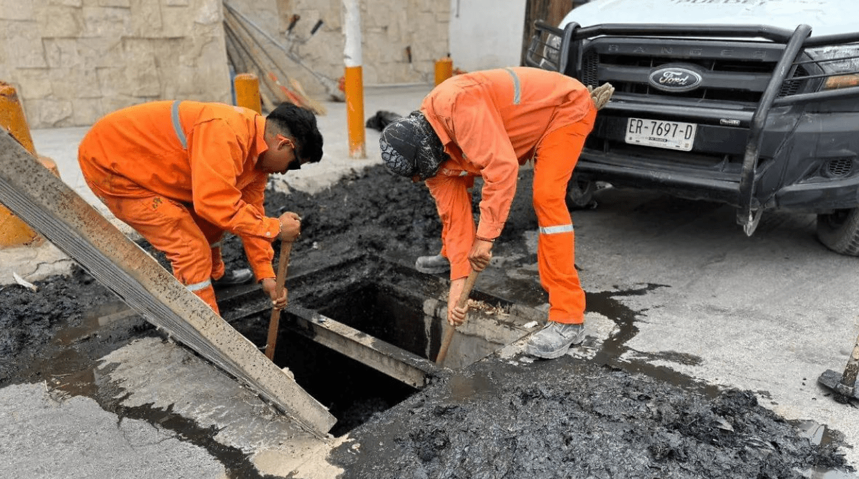 Reparan registros de drenaje dañados por la presión de las lluvias para prevenir nuevas afectaciones